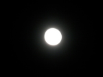 接近中の明るい月（満月）